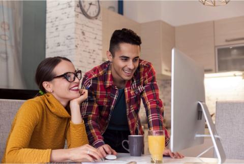 man en vrouw aan pc