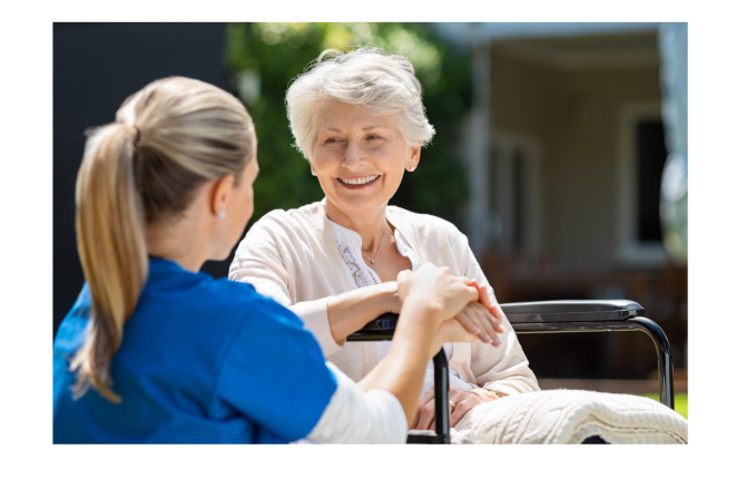 zorgkundige in gesprek met oudere dame
