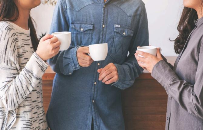 3 mensen met kop koffie