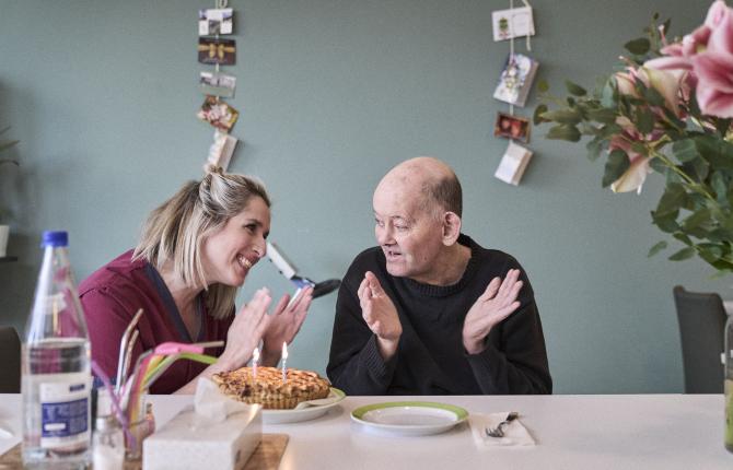 persoonsbegeleider samen met persoon met een handicap